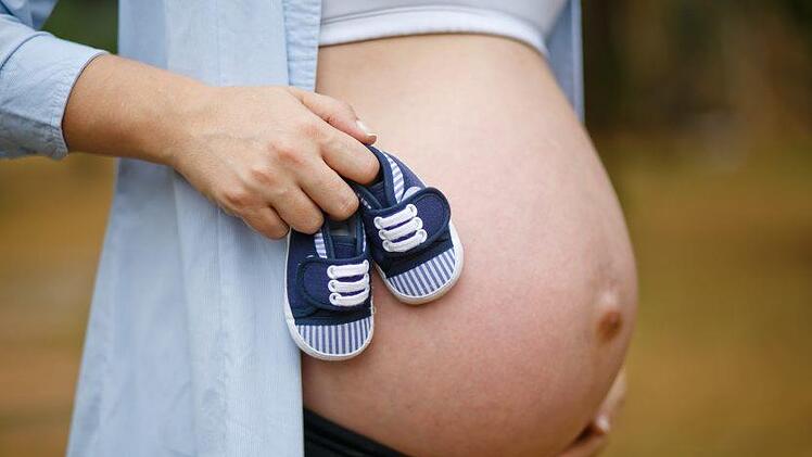 Kayla Rahn ist voller Vorfreude auf ihr Baby. Sie denkt Atemnot oder starke Schwellungen sind nur Nebeneffekte der Schwangerschaft. Was sich jedoch in einer Klinik herausstellt, ist erschreckend.  Symbolbild: pixabay.com / 3907349