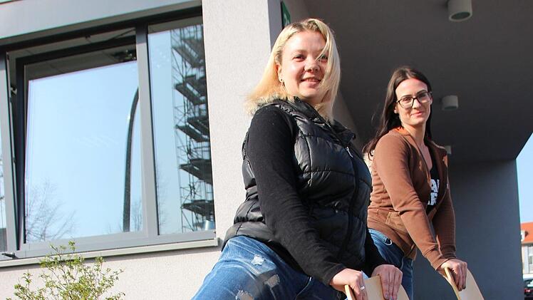 Die Pflegeschülerinnen Michelle Riemey (links) und Eva Hartmann zeigen Übungen für Gleichgewicht und Koordination im Alter. Benedikt Borst
