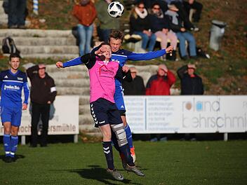 Zwei schwere Aufgaben am Osterwochenende: Während Moritz Büttner (blaues Trikot) mit dem FC Mitwitz II bei der DJK Lichtenfels antreten muss, empfangen Felix Köhlmann und der FC Wallenfels den Tabellenzweiten SpVgg Lettenreuth.  Foto: Heinrich Weiß