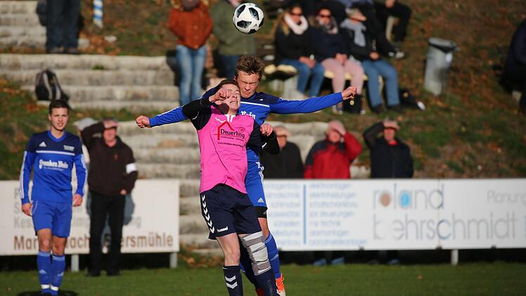 Zwei schwere Aufgaben am Osterwochenende: Während Moritz Büttner (blaues Trikot) mit dem FC Mitwitz II bei der DJK Lichtenfels antreten muss, empfangen Felix Köhlmann und der FC Wallenfels den Tabellenzweiten SpVgg Lettenreuth.  Foto: Heinrich Weiß
