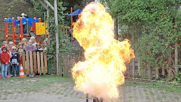 Eine Fettexplosion gehörte zu den spektakulären Aktionen in Neubrunn.