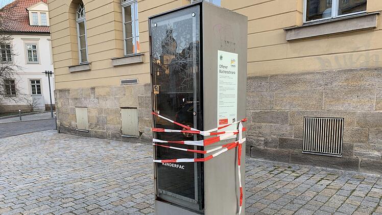 Der offene Bücherschrank am Theaterplatz in Coburg war Ziel von bislang unbekannten Vandalen.Oliver Schmidt