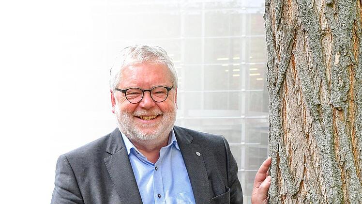 Godehard Ruppert, Deutschlands dienstältester Uni-Präsident, vor der gläsernen Fassade der neuen Teilbibliothek für Sprach- und Literaturwissenschaften Foto: Ronald Rinklef