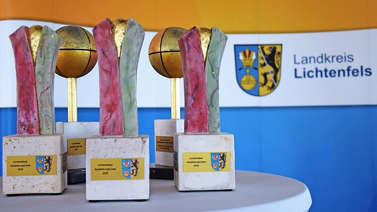 Die Sieger-Skulpturen des Ausbildungslöwen