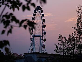 Maidult in Regensburg: Personen sitzen in Riesenrad fest