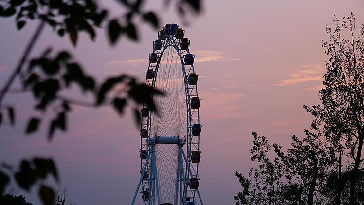 Maidult in Regensburg: Personen sitzen in Riesenrad fest