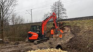 Gebrochener Bahndamm: Wasser überflutet Bundesstraße
