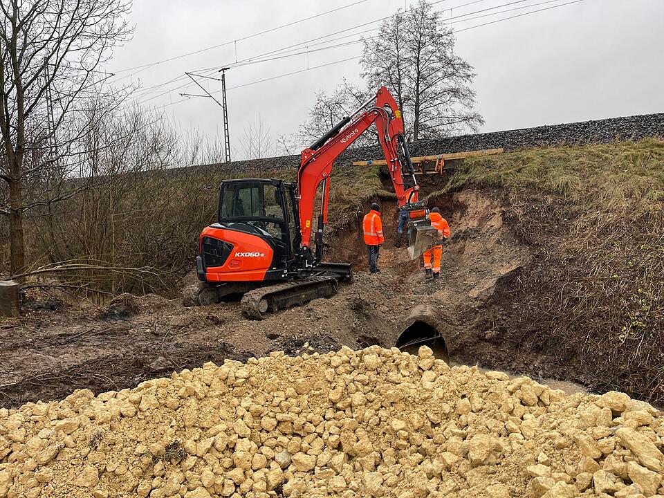 Gebrochener Bahndamm: Wasser überflutet Bundesstraße