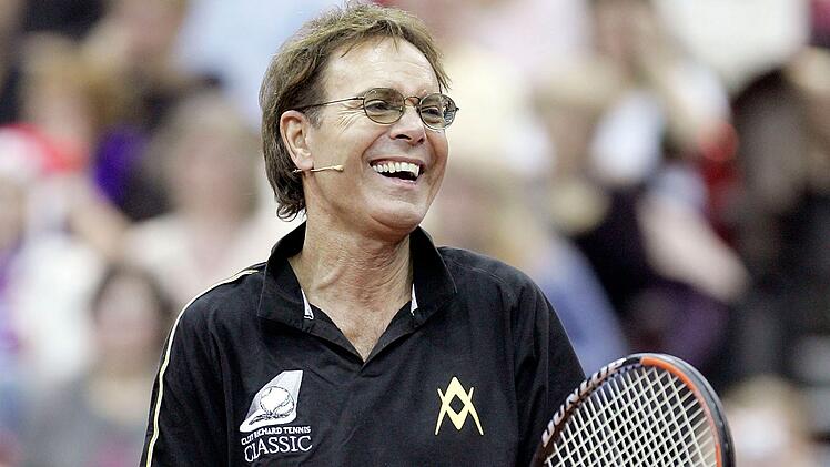 Cliff Richard liebt Tennis und gründete 1991 die gemeinnützige "Cliff Richard Tennis Foundation", die Grundschulkinder an den Sport heranführen soll.