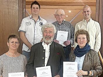 Das Foto zeigt Markus Haas (hinten links) und Simon Görke (hinten rechts) mit den Geehrten Siegfried Koberstein, Edeltrud Brustmann, Gerhard Karg und Claudia Wagenpfahl.
