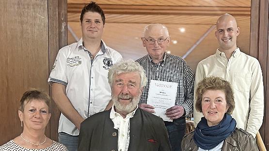 Das Foto zeigt Markus Haas (hinten links) und Simon Görke (hinten rechts) mit den Geehrten Siegfried Koberstein, Edeltrud Brustmann, Gerhard Karg und Claudia Wagenpfahl.