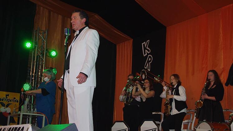 Krouha-Mo Hans-Peter Laschka als Max Raabe und sein Palastorchester.