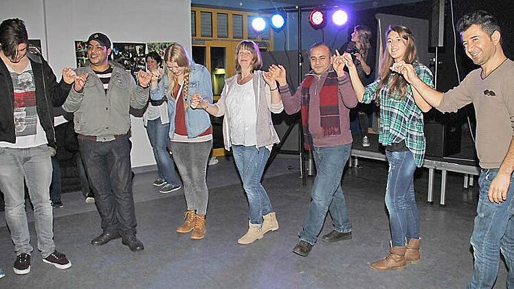 Miteinander in Kontakt zu kommen, war auch auf der Tanzfläche möglich.  Fotos: Gerda Völk