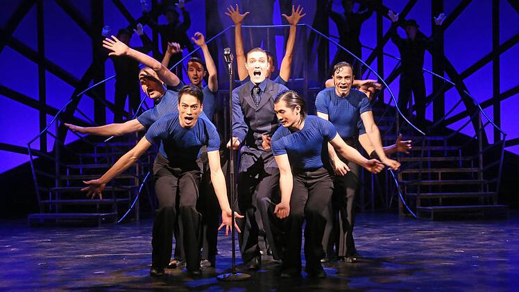 It's Showtime in Coburg: Im Mittelpunkt der grandiose Musicalspezialist Andreas Langsch.  Fotos: Henning Rosenbusch