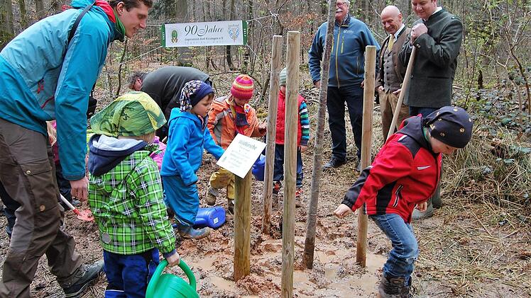 Die Kinder des Waldkindergartens halfen den Jägern und Förstern bei der Baumpflanzung. Foto: Sigismund von Dobschütz