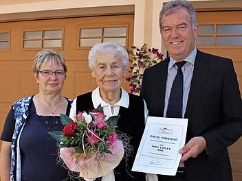 Maria Sauer mit Bürgermeister Hans Beck (rechts) und Gemeinderätin Ingrid Birkner (links)  Foto: Evi Seeger
