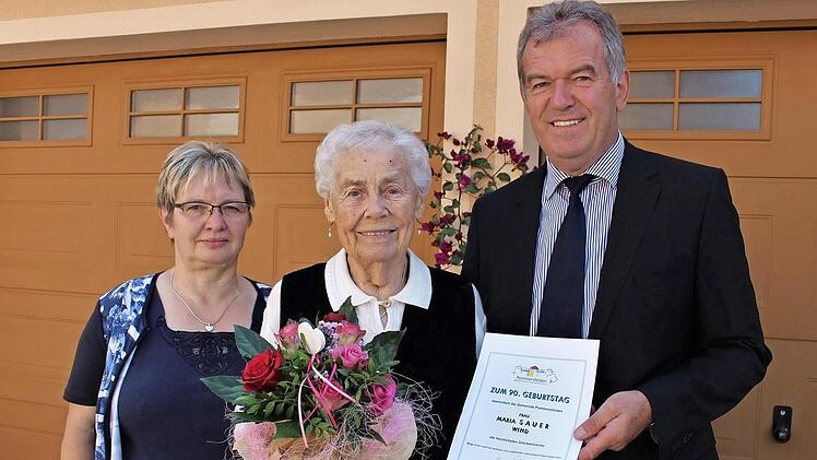 Maria Sauer mit Bürgermeister Hans Beck (rechts) und Gemeinderätin Ingrid Birkner (links)  Foto: Evi Seeger