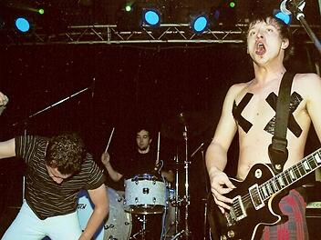 Die "Go Faster Nuns" sind wieder da: Am 28. Dezember lassen (von links) Dieter Müller, Matthias Kramer und Thomas Guzy im "Nepomuk" ihre Beat-Punk-Kracher vom Stapel. Foto: Stephan Stöckel