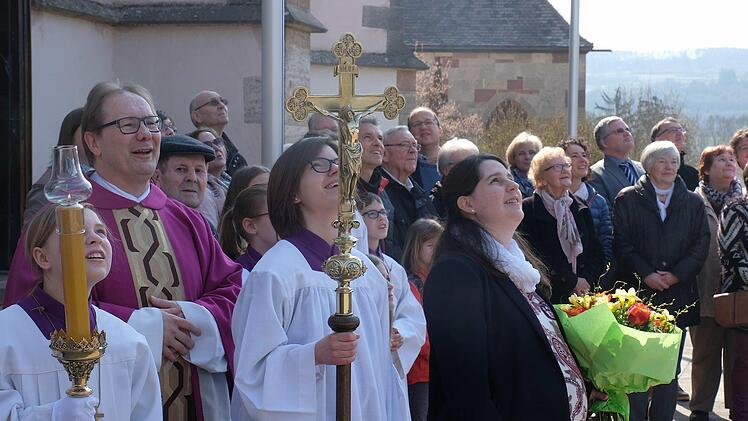Die Kirchengemeinde stellte sich vor dem Eingangsportal in Herzform auf, damit ein Erinnerungsfoto aus der Luft aufgenommen werden konnte. Gerd Schaar
