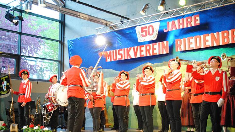 Kurz auferstanden war der Spielmannszug für den Jubiläumsabend. Foto: Evelyn Schneider