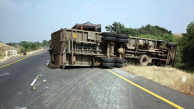 Nach einem Crash auf der A72 nahe Hof musste die Autobahn lange gesperrt werden. Ein Lkw war in einen stehenden Sattelzug gerast. Symbolfoto: TheFinalMiracle/Adobe Stock