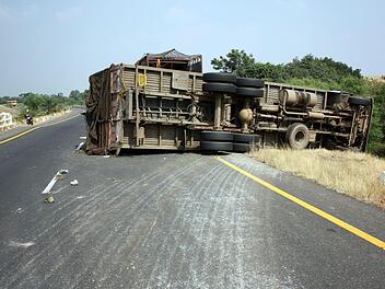 Nach einem Crash auf der A72 nahe Hof musste die Autobahn lange gesperrt werden. Ein Lkw war in einen stehenden Sattelzug gerast. Symbolfoto: TheFinalMiracle/Adobe Stock