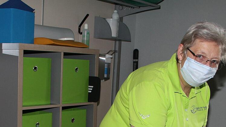 Die Behandlungsliegen werden nach jedem Patienten desinfiziert, auch die Rollen werden gereinigt. "Zwischen den Terminen werden die Fenster geöffnet und ich gehe manchmal frische Luft schnappen", sagt Physiotherapeutin Christina Müller.