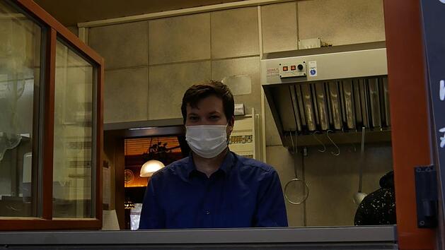 Wie praktisch: Kurzerhand wurde das Küchenfenster zur Durchreiche und Geschäftsführer Torsten Klein bediente.  Foto: Manja von Nida