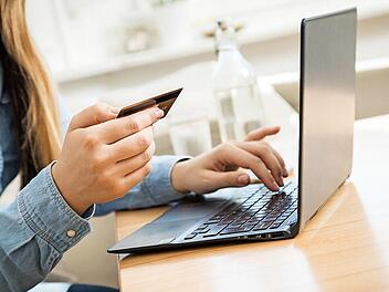 Viele Verbraucher zahlen ihre Eink&auml;ufe im Internet per Kreditkarte. Ab 2021 gelten daf&uuml;r strengere Sicherheitsanforderungen. Foto: Christin Klose, dpa
