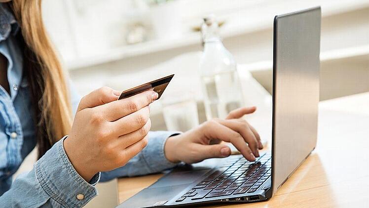 Viele Verbraucher zahlen ihre Eink&auml;ufe im Internet per Kreditkarte. Ab 2021 gelten daf&uuml;r strengere Sicherheitsanforderungen. Foto: Christin Klose, dpa