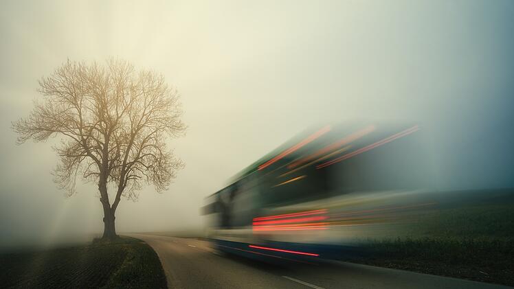 Busfahrer bricht auf der B8 im Kreis W&uuml;rzburg am Steuer zusammen - Fahrg&auml;ste f&uuml;rchten um ihr Leben