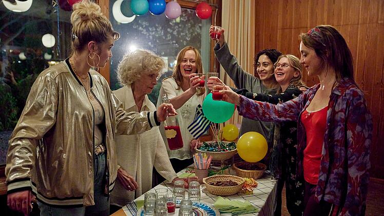 Bei einem Umtrunk lernt man sich besser kennen: Die Kurfrauen (von links) Jennifer (Malene Becker), Frau Brandner (Ilse Neubauer), Suse (Silke Bodenbender), Leisha (Sabrina Amali), Doris (Tanja Schleiff) und Christine (Anne Roemeth) beginnen, sich einander zu &ouml;ffnen.