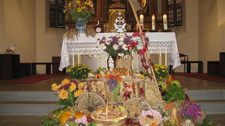 Vor dem Volksaltar der Pfarrkirche St. Thomas Wallenfels wurde vom Kath. Frauenbund Wallenfels viele Erntegaben gelegt.