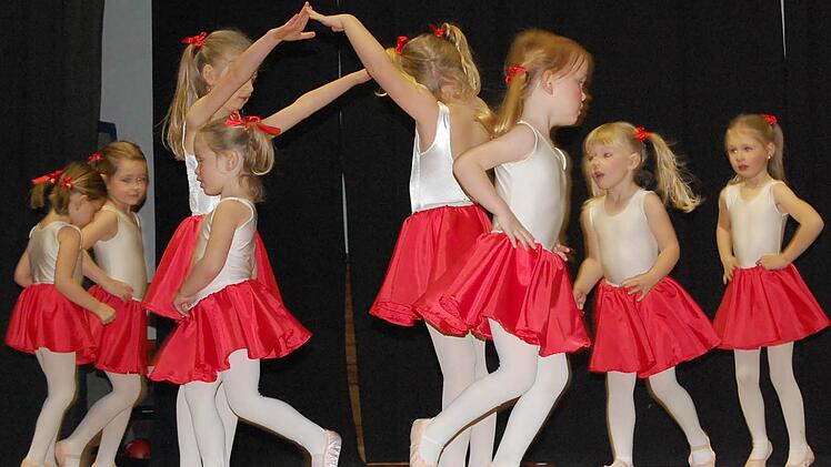 Die Weihnachtselfen der Ballettschule Alice Goraus bezauberten die Besucher des Showturnens des TSV Staffelstein. Fotos: Andreas Welz
