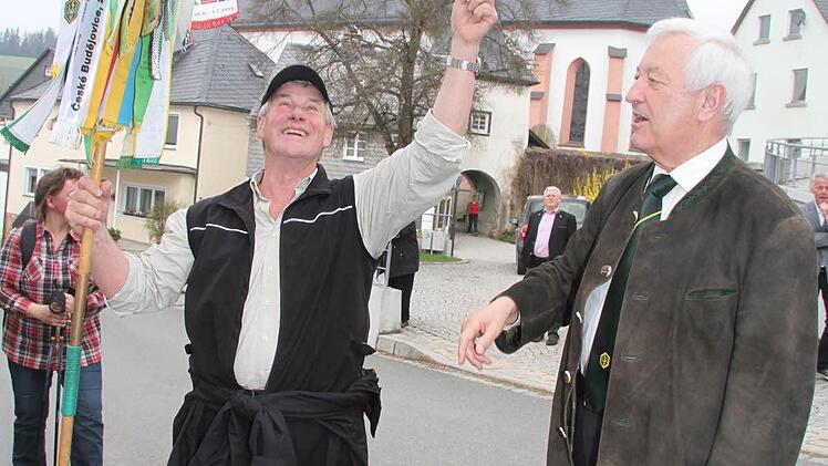 Keinen einzigen Meter gefahren, lacht Fahnenträger Sepp Huber.