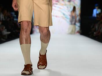Geht gar nicht? Doch, soll wieder gehen: kurze Hosen und Socken. Sagen zumindest Herrenmode-Blogger. Foto: dpa
