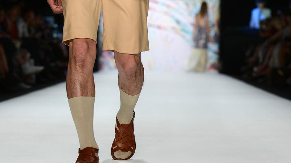 Geht gar nicht? Doch, soll wieder gehen: kurze Hosen und Socken. Sagen zumindest Herrenmode-Blogger. Foto: dpa