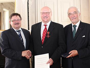 Staatssekretär Gerhard Eck (links) und Regierungspräsident Paul Beinhofer (rechts) gratulierten Hans-Karl Freiherr von Thüngen bei der Übergabe des Bundes-Verdienstordens. Foto: Regierung von Unterfranken