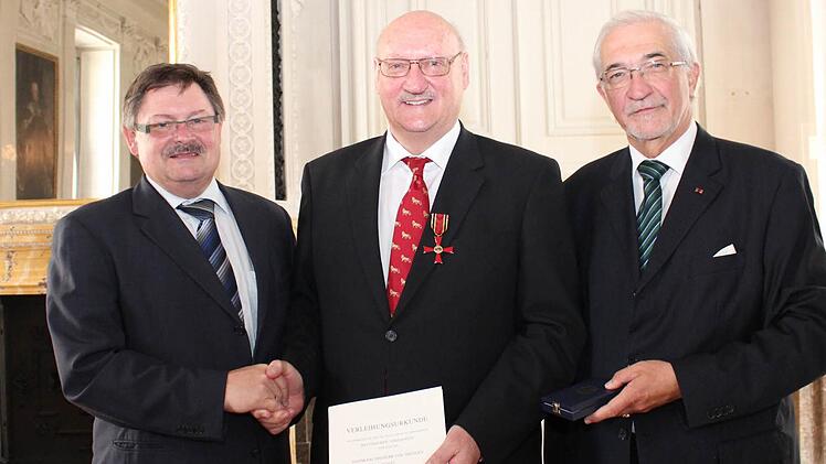 Staatssekretär Gerhard Eck (links) und Regierungspräsident Paul Beinhofer (rechts) gratulierten Hans-Karl Freiherr von Thüngen bei der Übergabe des Bundes-Verdienstordens. Foto: Regierung von Unterfranken