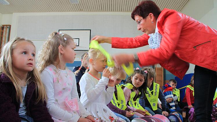 Übergabe der Sicherheitsdreiecke zum Schulanfang 2014 in Münnerstadt. Fotos: Paul Ziegler/Heike Beudert