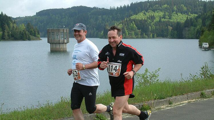Gingen mit gutem Beispiel voran: Steinwiesens Bürgermeister Gerhard Wunder (links) und Norbert Gräbner, Bürgermeister von Marktrodach. Foto: Hans Franz