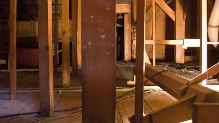 So sieht das Gebälk des Orgelhauses aus.