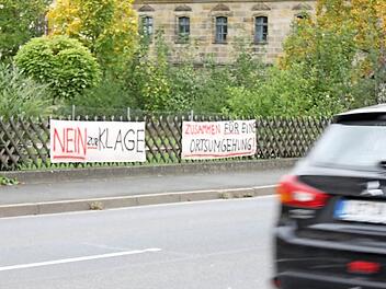 Die Transparente der Gegner einer Klage (im Bild) gegen den bevorstehenden Planfeststellungsbeschluss zum Ausbau der B 173 konnten die Mehrheit der Hochstadter nicht überzeugen. Im Bürgerentscheid setzten sich die Befürworter durch. Fotos: Popp