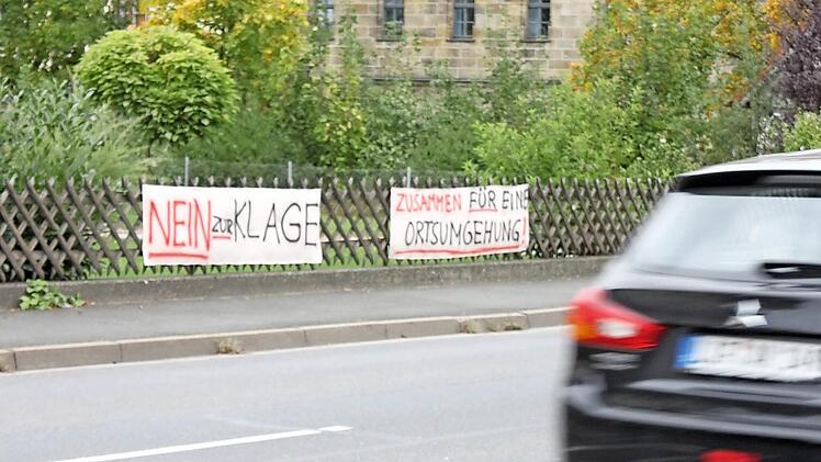 Die Transparente der Gegner einer Klage (im Bild) gegen den bevorstehenden Planfeststellungsbeschluss zum Ausbau der B 173 konnten die Mehrheit der Hochstadter nicht überzeugen. Im Bürgerentscheid setzten sich die Befürworter durch. Fotos: Popp