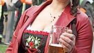 Bierkönigin-Anwärterin Melanie Fraas hat zufällig vom Maibaumaufstellen in Katschenreuth erfahren und machte hier Station.