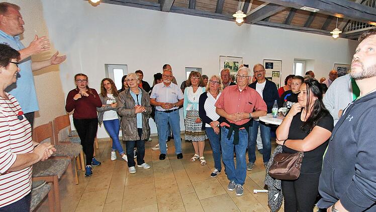 60 Gäste aus der französischen Partnerregion Cingal konnten die Maßbacher Partnerschaftsbeauftragte Vera Büdicker und Bürgermeister Matthias Klement willkommen heißen. Foto: Dieter Britz