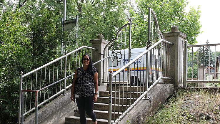 Die Treppe zum Rückertpark ist für Menschen mit Handicap und Eltern mit Kinderwagen nicht nutzbar. Ein separater Weg soll diesen Personenkreis den Zugang zum Rückertpark künftig erleichtern. Foto: Wolfgang Desombre