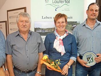 Blutspenderehrung (von links): Ralf Schramm, Günter Ehrlicher, Heidrun Menzner, Mathias Schmid, Bürgermeister Sebastian Straubel Foto: Doris Weidner