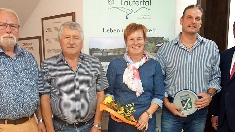 Blutspenderehrung (von links): Ralf Schramm, Günter Ehrlicher, Heidrun Menzner, Mathias Schmid, Bürgermeister Sebastian Straubel Foto: Doris Weidner