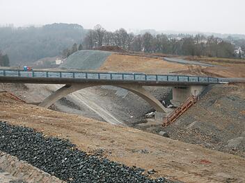 Die fünfte der sechs neuen Brücken an der Ortsumfahrung Untersteinach ist fertiggestellt. Über sie ist See nun wieder direkt aus dem Hauptort zu erreichen. Foto: Klaus Klaschka